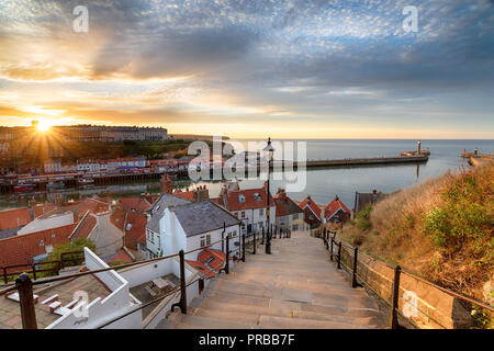 Sonnenuntergang über Whitby an der Küste von North Yorkshire die 199 Schritte, mit Blick auf den Hafen und Pier Stockfoto