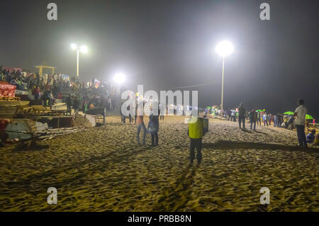 Leute am Abend nach Sonnenuntergang in einer Beach Party im Sommer Urlaub Goa Indien - Konzept der Nachtleben Urlaub Unterhaltung. Stockfoto