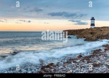 Sonnenuntergang über Trwyn Du Leuchtturm am Penmon Punkt auf Anglesey in Wales Stockfoto