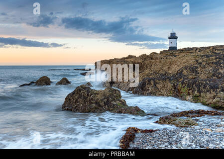 Sonnenuntergang über Penmon Point Lighthouse in der Nähe von Beaumaris an der Küste von Anglesey in Nordwales Stockfoto