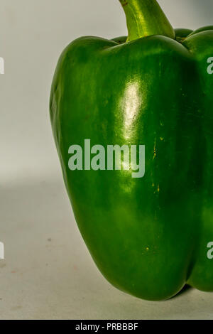Frische grüne Paprika (Capsicum) auf einem weißen Hintergrund. Stockfoto