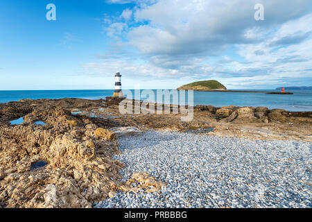 Die Trwyn Du Leuchtturm am Penmon Punkt auf Anglesey mit Puffin Insel im Hintergrund Stockfoto