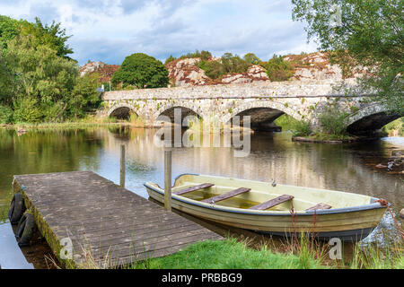 Ein Ruderboot festgebunden an einen Steg in Pont Pen-y-Llyn Brücke an Brynrefail in der Nähe von Llanberis in Snowdonia, Wales Stockfoto