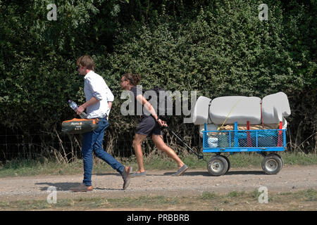 Festivalbesucher Verlassen der Website von Ende der Straße Festival im Jahr 2018 Stockfoto