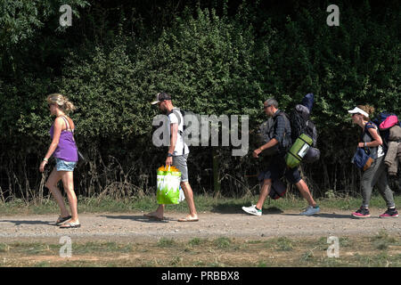 Festivalbesucher Verlassen der Website von Ende der Straße Festival im Jahr 2018 Stockfoto