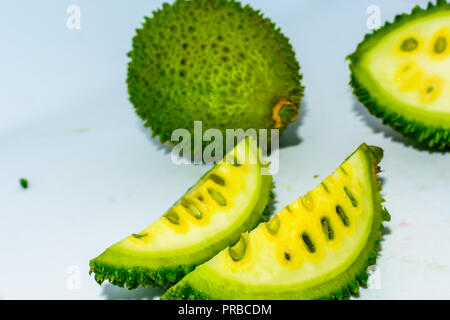 Stachelige Kürbis grün Obst Gemüse auf weißem Hintergrund Stockfoto