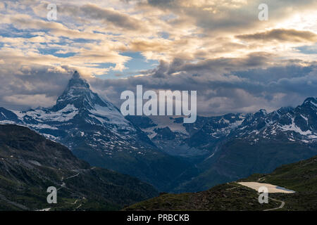 Abendlicher Blick des Matterhorns (Monte Cervino, Mont Cervin) Pyramide und Stellisee See im goldenen Abendlicht, Walliser Alpen, Zermatt, Schweiz, Euro Stockfoto
