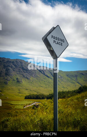 Vorbei an Ort Zeichen, mit einem malerischen Hintergrund auf der Isle of Mull, Inneren Hebriden, Schottland, Großbritannien Stockfoto