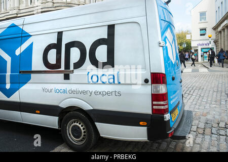 Ein dpd Local Delivery Kurier van in Truro in Cornwall. Stockfoto