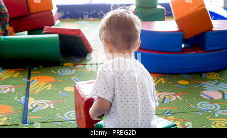 Wenig Kleinkind Junge spielt auf Indoor playgrund bei Shopping Mall Stockfoto