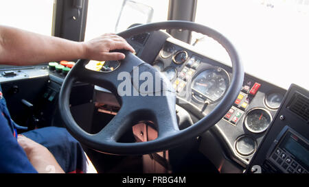 Closeup Bild der Hände auf Big Truck Lenkrad Stockfoto