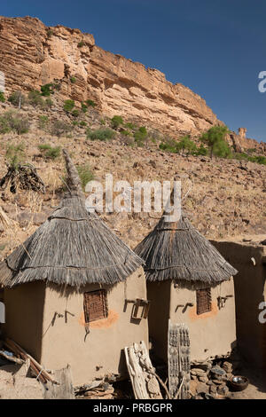 Traditionelle Getreidespeicher mit spitzen Dächern in einem dogon Dorf unter der Bandiagara Escarpment in Mali, Afrika Stockfoto