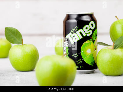 LONDON, Großbritannien - 13 September, 2018: Aluminium kann von Tango Drink mit Apfel Geschmack mit grünen Äpfeln auf Holz Stockfoto