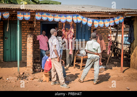 Menschen vor einem Geschäft in Burundi Stockfoto