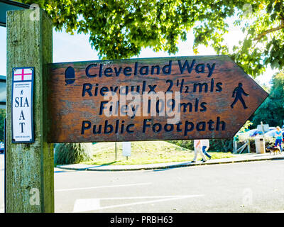 Cleveland Weg lange Entfernung Wanderweg Wegweiser Ausgangspunkt der 109 km Strecke von Helmsley zu Cestas Stockfoto