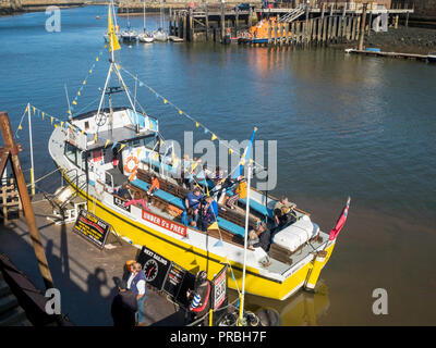 Passagiere auf Esk Belle lll Sportboot in Whitby Hafen an einem sonnigen Herbsttag warten auf Abflug Stockfoto