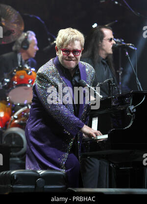 Elton John führt in Konzert im BankAtlantic Center in Sunrise, Florida am 9. März 2012. Stockfoto