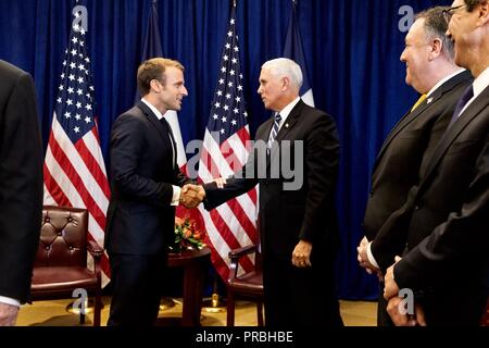 Us Vice President Mike Pence schüttelt Hände mit der französische Präsident Emmanuel Längestrich, links, vor dem Start eines bilateralen Treffen mit Präsident Donald Trump am Rande der Generalversammlung der Vereinten Nationen treffen September 24, 2018 in New York, New York. Stockfoto