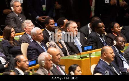 Us Vice President Mike Pence sitzt mit UN-Botschafter Nikki Haley und Staatssekretär Mike Pompeo, wie sie Präsident Donald Trump hören der 73. Sitzung der UN-Generalversammlung am Sitz der Vereinten Nationen am 25. September, 2018 in New York, New York. Während die Adresse das Publikum der Führer der Welt offen lachte im Trump nach prahlen, die er "mehr als jeder amerikanische Präsident in der Geschichte" erreicht. Stockfoto