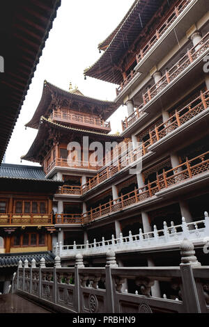 Shanghai, China, 22.Juni 2018: Das Innere des Jing'an Tempel in Shanghai. Ein Ziel des Tourismus. Die chinesischen Schriftzeichen auf dem Board über den Stockfoto