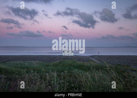 Welsh Rettungsschwimmer post am Kiesstrand in Pembrokeshire im Sommer Sonnenaufgang. Newgale in West Wales, Großbritannien Stockfoto