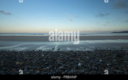 Morgenlicht über Kiesel Strand bei Ebbe in Newgale, Pembrokeshire, Großbritannien Stockfoto