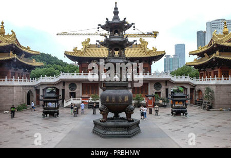 Shanghai, China, 22.Juni 2018: Das Innere des Jing'an Tempel in Shanghai. Ein Ziel des Tourismus. Die chinesischen Schriftzeichen auf dem Board über den Stockfoto