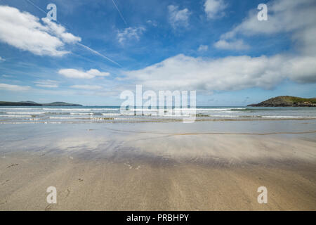 Whitesands beach Wellen an sonnigen Sommertagen in Wales Pembrokeshire, Großbritannien Stockfoto