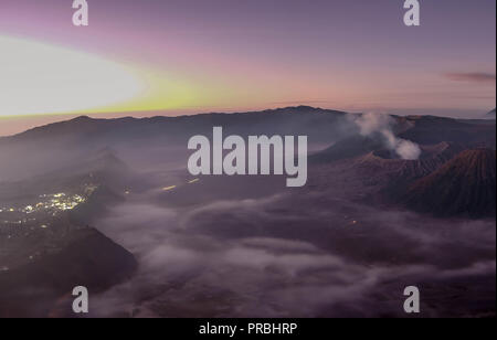 Ein Ziel für den Tourismus zu Indonesien. Sonnenaufgang am Cemoro Lawang Dorf auf dem Bromo Mount Bromo Tengger Semeru National Park, Ost Java, Indones Stockfoto