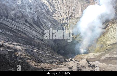 Creater von Bromo, Ost Java Indonesien. Es ist erstaunlich zu sehen, und die Aussicht von der Spitze des Vulkans. Viele sulpher Mineral, schlechter Geruch. Stockfoto