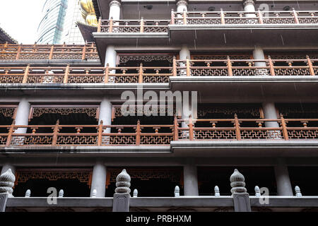 Shanghai, China, 22.Juni 2018: Das Innere des Jing'an Tempel in Shanghai. Ein Ziel des Tourismus. Die chinesischen Schriftzeichen auf dem Board über den Stockfoto