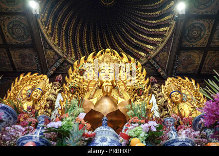 SHANGHAI - May 22, 2018: Buddha Statue in der Jade Buddha Tempel. felling entspannend. Die berühmten Tempel in Shanghai. Stockfoto