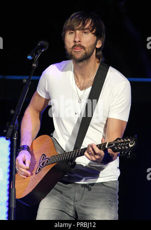 Dave Haywood mit Lady Antebellum führt in Konzert beim Cruzan Amphitheater in West Palm Beach, FL am 12. Mai 2012. Stockfoto