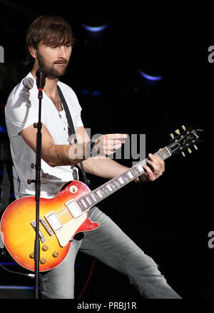 Dave Haywood mit Lady Antebellum führt in Konzert beim Cruzan Amphitheater in West Palm Beach, FL am 12. Mai 2012. Stockfoto