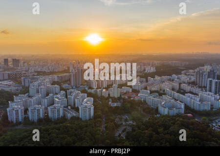 Luftaufnahme von Bukit Batok Bereich bei Sonnenuntergang Timing in Singapur Stockfoto