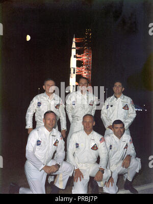 Blick auf die Apollo 8 Primär- und Backup crew Portrait mit dem Raumfahrzeug in der Nacht in den Hintergrund. Hintere Reihe: (L-R) Frank Borman, Commander, James A. Lovell, Befehl Modul Pilot und William A. Anders, Lunar Module Pilot. Vordere Reihe: (L-R) Neil A Armstrong, Commander, Edwin E. Aldrin, Befehl Modul Pilot und Fred W. Haise Jr., Lunar Module Pilot. Stockfoto