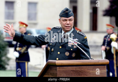 Colin Powell, Vorsitzender des Generalstabs, gibt eine Rede während der 50-Jahr-Feier des Pentagon in Washington, D.C., am 12. Mai 1993. Stockfoto