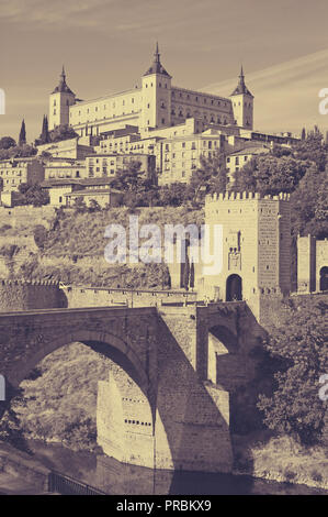 Ansicht von Toledo mit Puente de Alcántara und Alcazar. Spanien Stockfoto