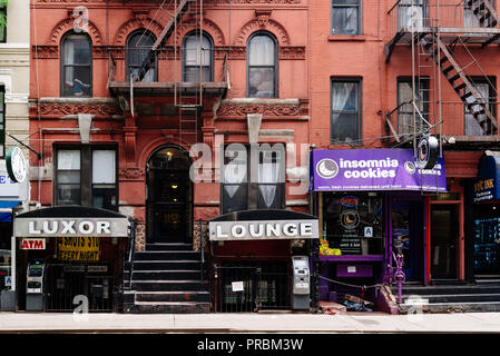 New York City, USA - 22. Juni 2018: Stores und Business in MacDougal Street in Greenwich Village. Es wurde gerufen, die buntesten und magnetische Ve Stockfoto