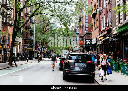 New York City, USA - 22. Juni 2018: Stores und Business in MacDougal Street in Greenwich Village. Es wurde gerufen, die buntesten und magnetische Ve Stockfoto