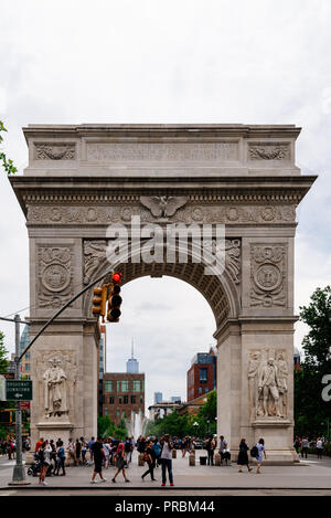 New York City, USA - Juni 22, 2018: Die Menschen in den Bogen von den Washington Square Park an einem sonnigen Sommertag in New York City genießen. Stockfoto