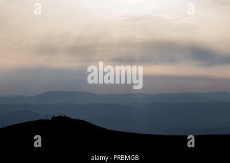 Blick auf Serrasanta Hermitage (Umbrien, Italien) auf einem Berg, mit verschiedenen anderen Berge Schichten im Hintergrund Stockfoto