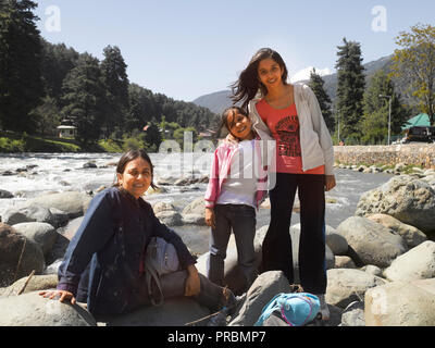 Mutter und zwei Töchtern, PAHALGAM, Jammu und Kaschmir, Indien, Asien Stockfoto