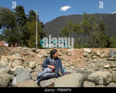 Eine FRAU IM URLAUB IN PAHALGAM, Jammu und Kaschmir, Indien, Asien Stockfoto