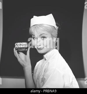 Schönheitspflege in den 1950er Jahren. Eine junge Frau hält ein Paket Seife namens Neutrogena. Schweden 1959. Foto Kristoffersson Ref. CE38-2 Stockfoto