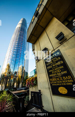 Ein Blackfriars aus Doggett's Bar, London, Großbritannien. Wolkenkratzer-Entwicklung, die Vase von Berkeley Group in blauem Himmel Stockfoto