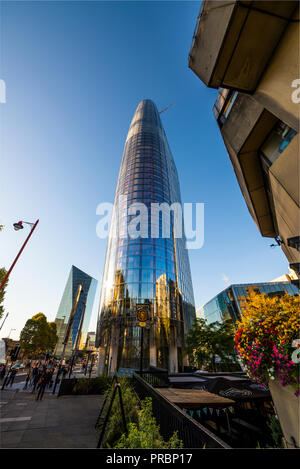 Ein Blackfriars aus Doggett's Bar, London, Großbritannien. Wolkenkratzer-Entwicklung, die Vase von Berkeley Group in blauem Himmel Stockfoto