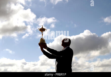 Thomas Bjorn, Kapitän des European Ryder Cup, mit der Ryder Cup Trophy während eines Fotoanrufs im Le Golf National, Saint-Quentin-en-Yvelines, Paris. DRÜCKEN SIE VERBANDSFOTO. Bilddatum: Montag, 1. Oktober 2018. Siehe PA Geschichte GOLF Ryder. Bildnachweis sollte lauten: David Davies/PA Wire. Stockfoto