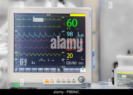 Diagnose medizinische Geräte mit elektrokardiogramm auf dem Bildschirm, das Hintergrundbild mit Platz für Text Stockfoto