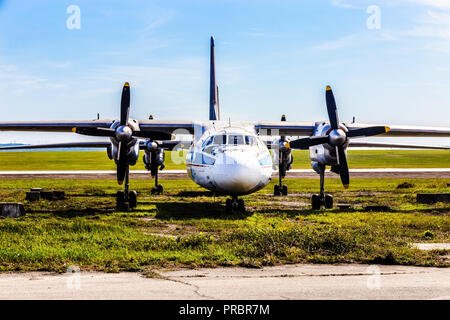 Eine alte Cargo propeller Flugzeug steht auf einem Parkplatz in der Nähe der Start- und Landebahn, das Hintergrundbild Stockfoto